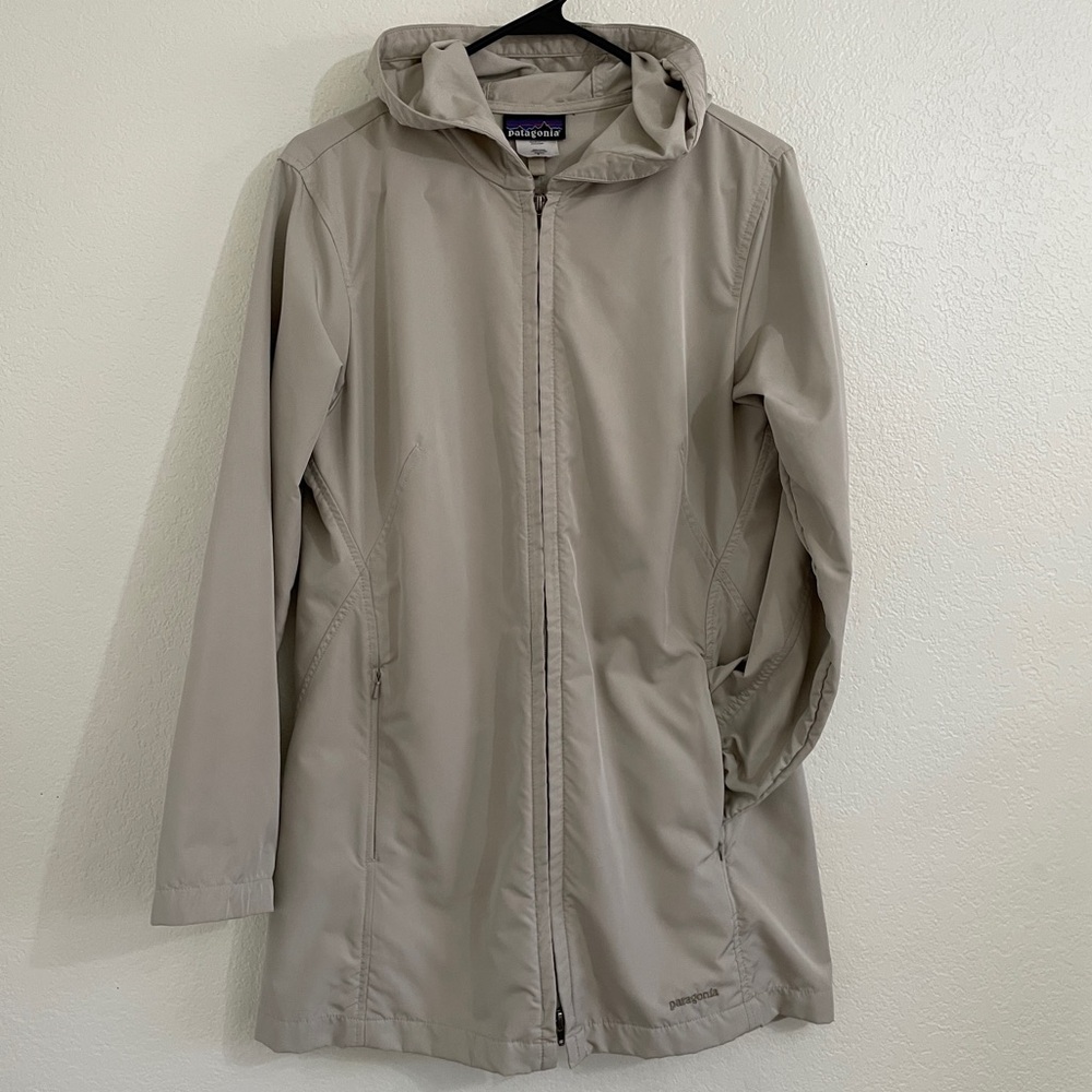 PATAGONIA Women’s 8/Med Light Beige Winds-Day Lightweight hooded zip jacket